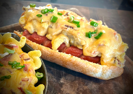 Hot-dog au « mac ’n cheese » et bacon