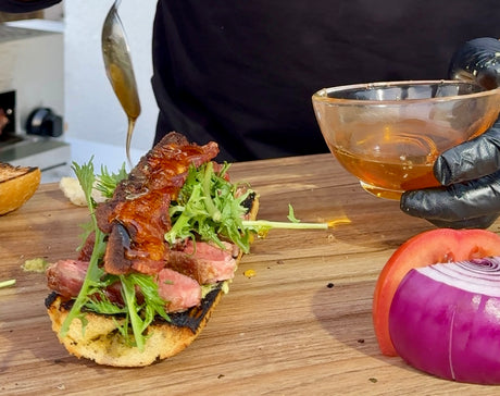 L'Exquis Sandwich Montréalais au Steak Haché, Fromage Bleu et Bacon , Rehaussé de Ketchot