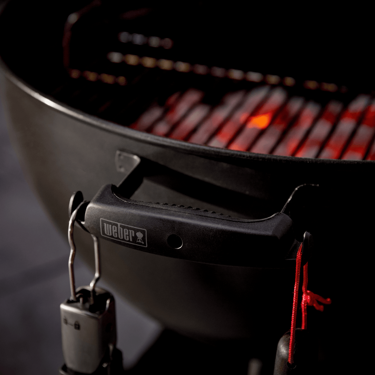 1501278 - Original Kettle édition Stealth 22 po - BBQ Québec