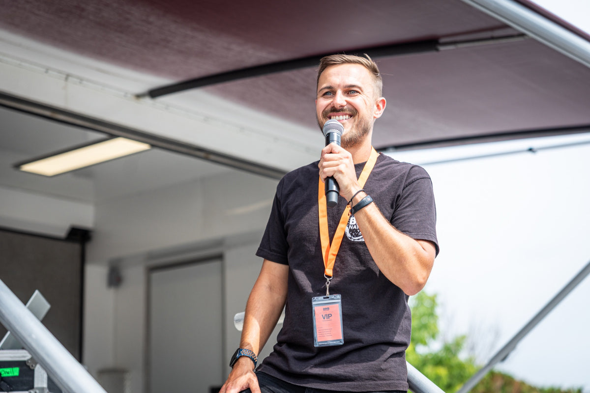 Animation au micro au Party annuel BBQ Nation