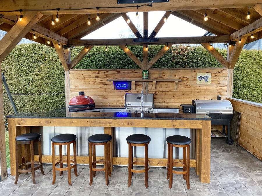 Bar de cuisine extérieure Cuinox avec kamado rouge sous un pavillon de bois