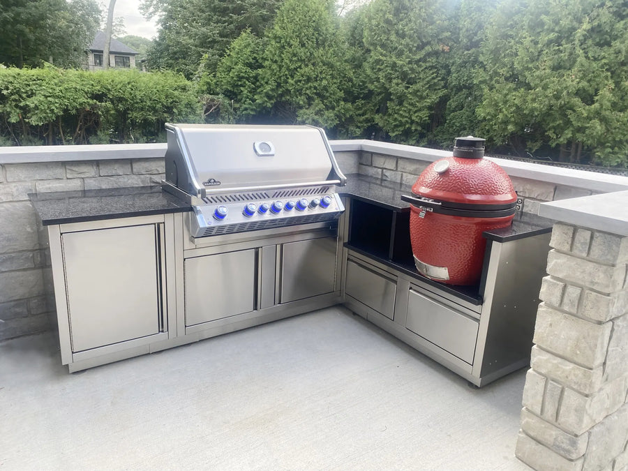 Détail d'une cuisine extérieure Cuinox avec barbecue encastré et kamado