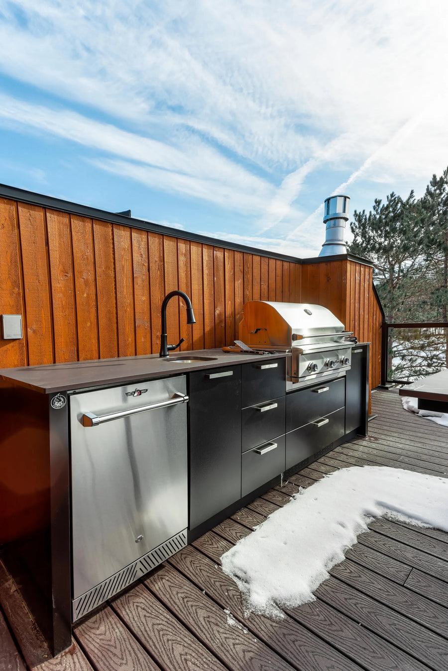 Cuisine extérieure Station Grill sur une terrasse en hauteur