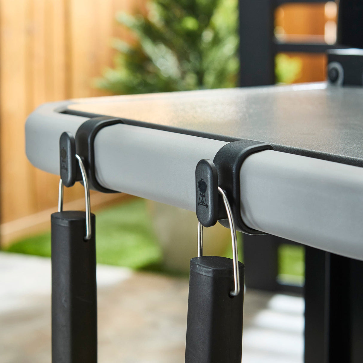 Weber - 1501345 - SLATE 28IN FT 3B LP RR BLK US/CA - BBQ Québec