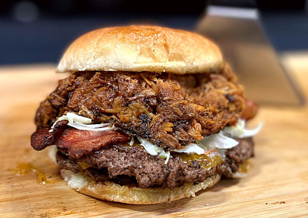 Recette secrète de « smash burger » double au bacon et au porc effiloché