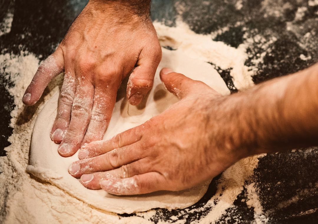 Préparation De La Pâte. Les Mains Et Les Outils Des Femmes À Pâte