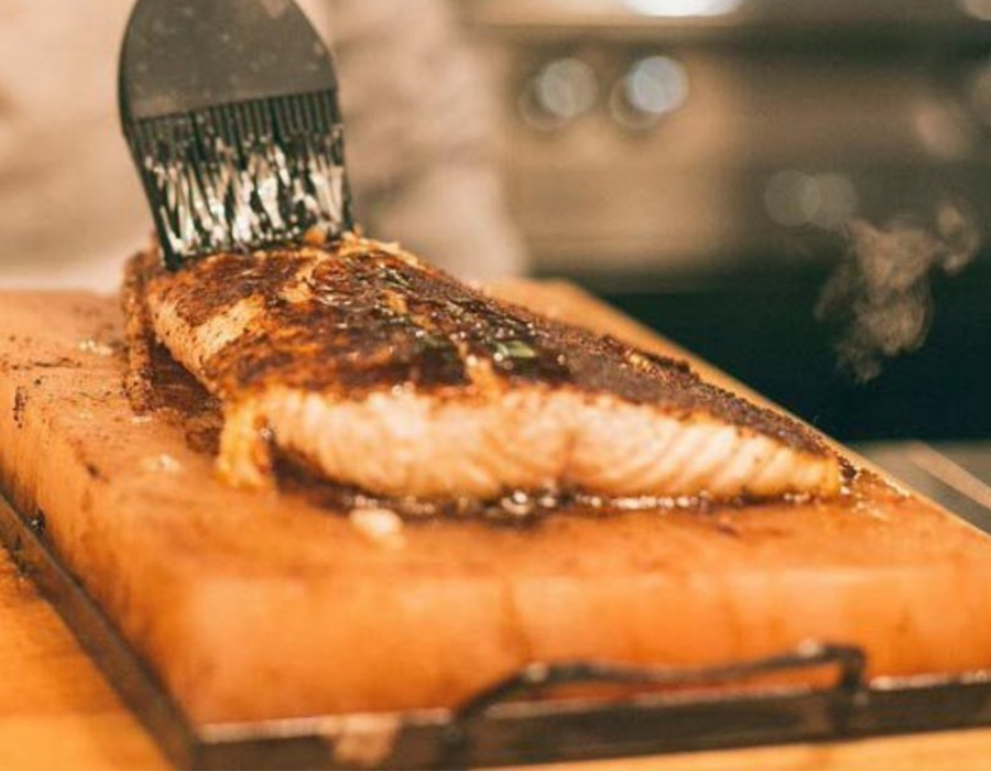 Saumon sur planche de sel himalayen – BBQ Québec