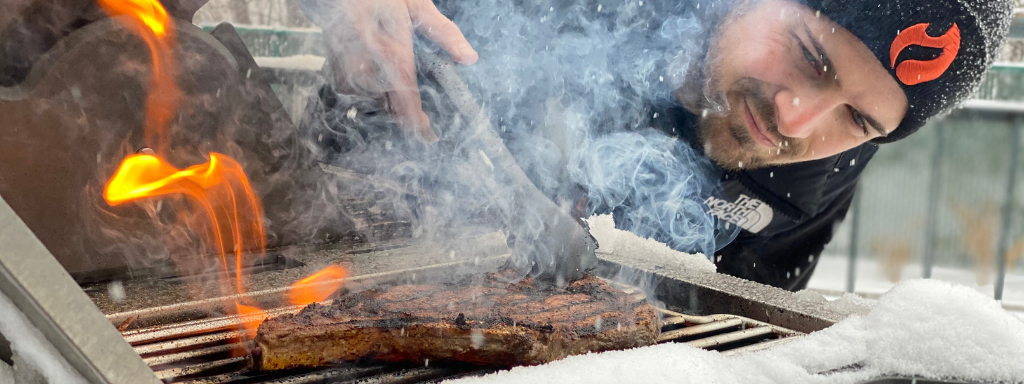 Cuisiner au BBQ l’hiver, c’est faisable! (Ce qu’il faut savoir et comment se préparer)