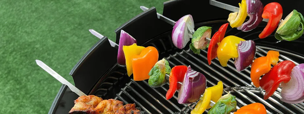 L’accessoire qui rend possible de faire des kebabs sur un kettle! - BBQ Québec