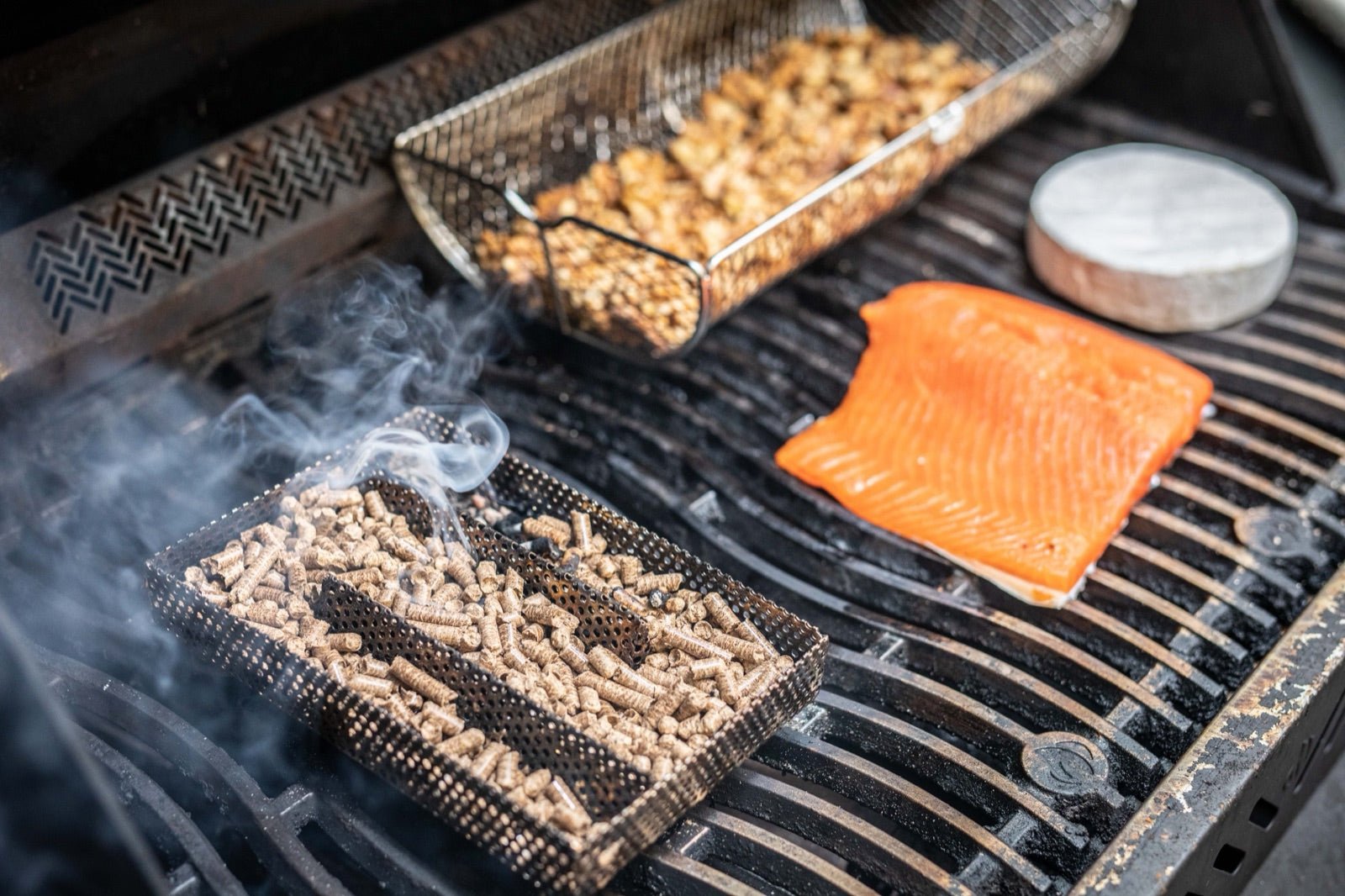 Le fromage fumé à froid au Fumaniseur - BBQ Québec