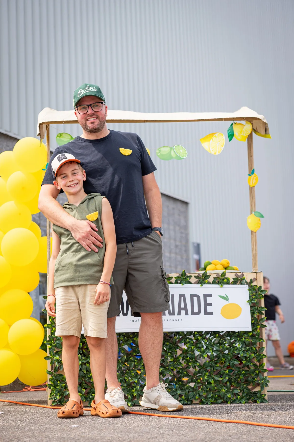 Un père et son gars au stand de limonade de la relève