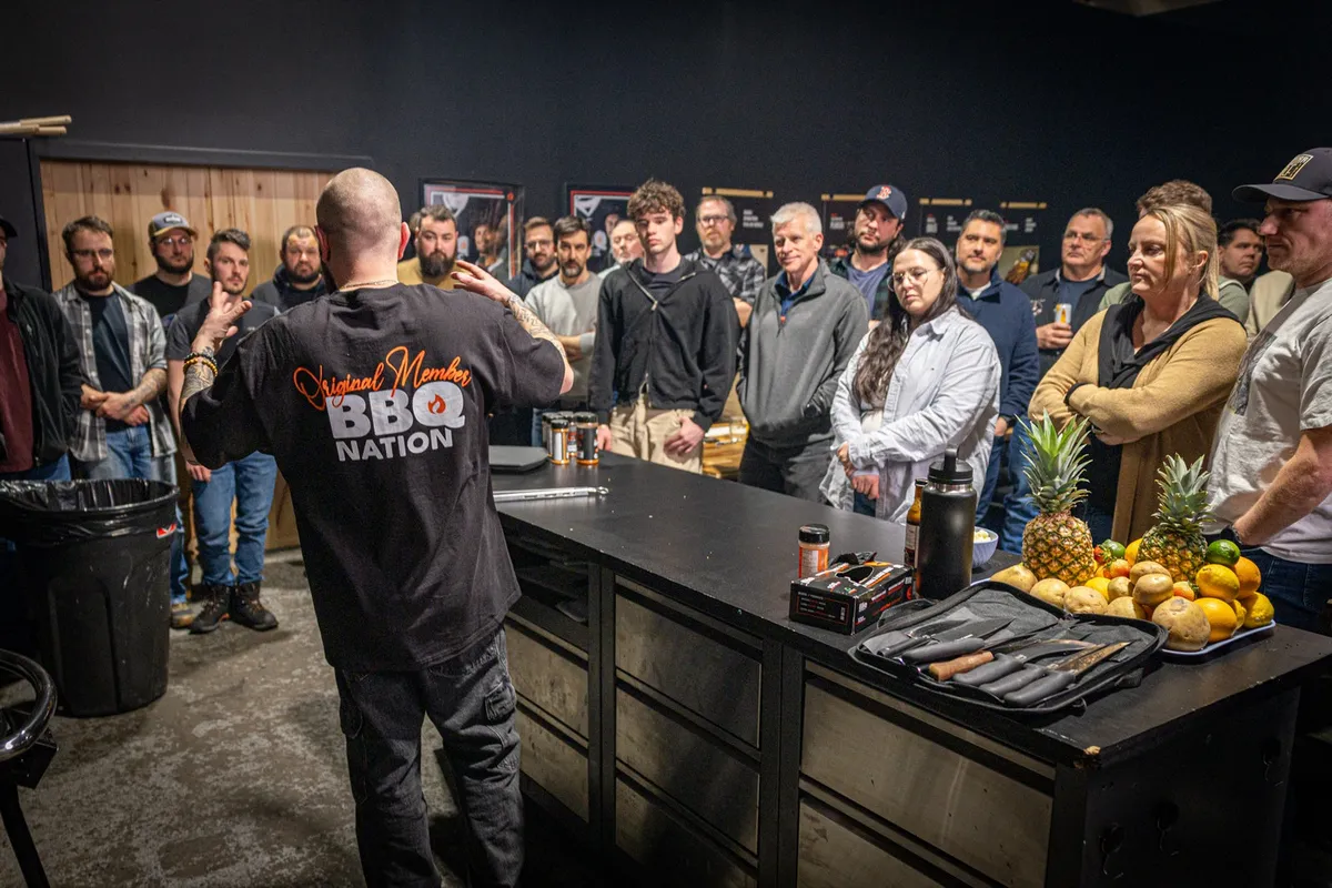 Démonstration de technique devant le groupe au Cours BBQ 101