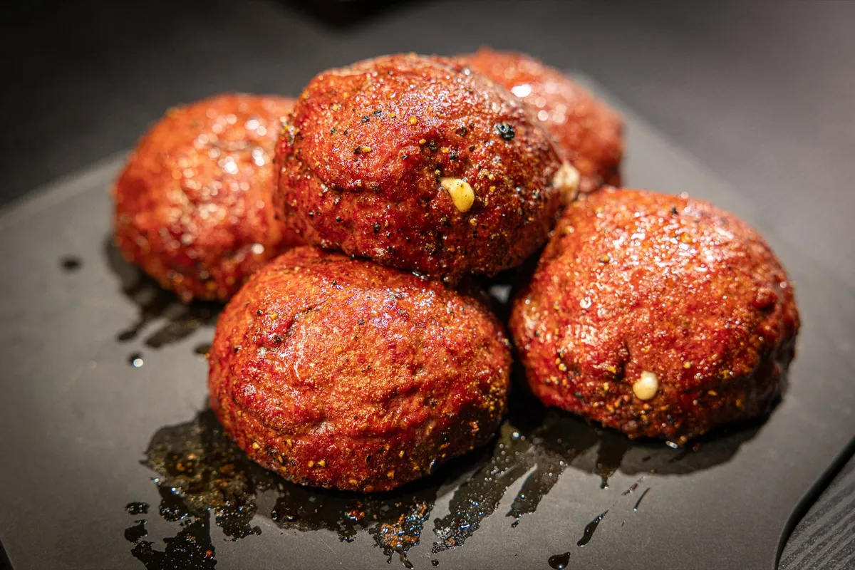 Boulettes de viande farcies, enrobées de rub, cuites au barbecue
