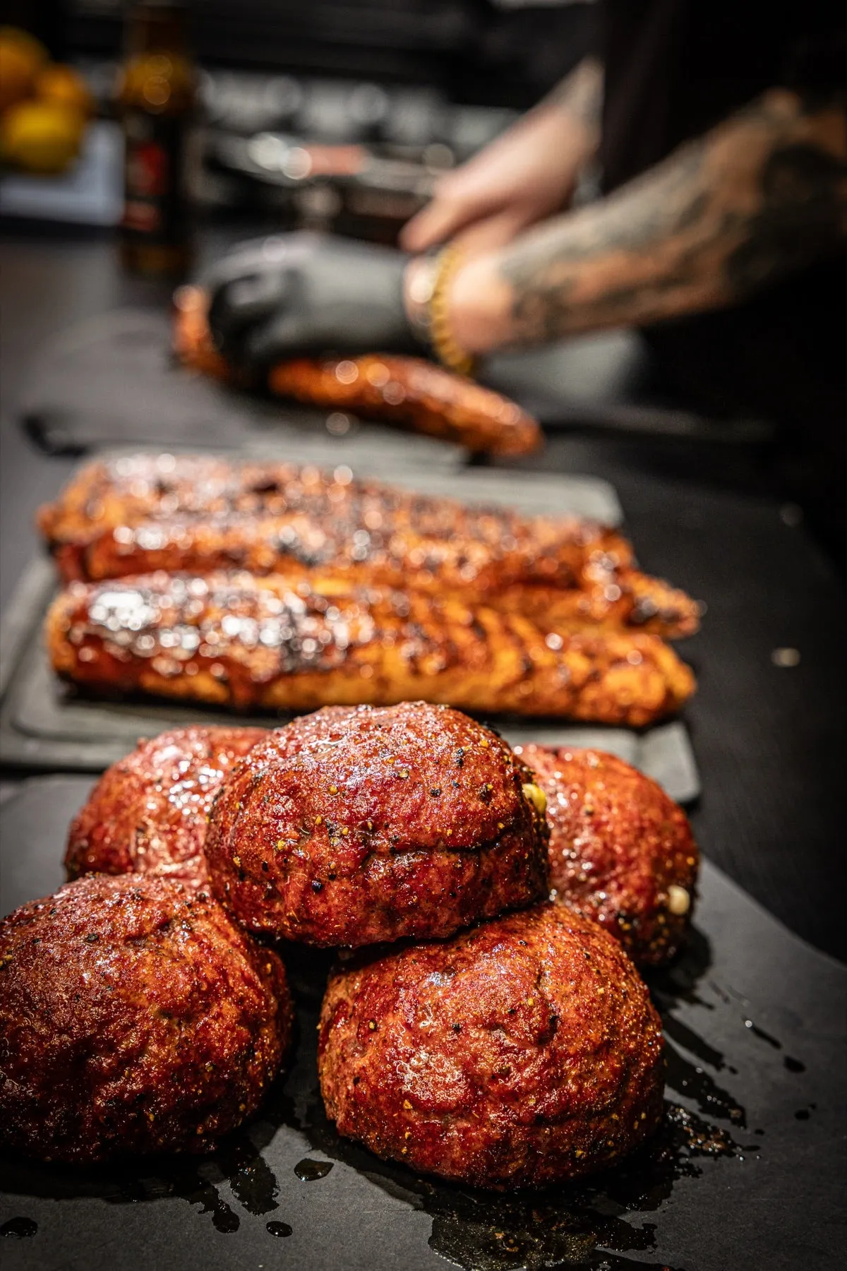 Côtes levées glacées et boulettes farcies sur une planche de service