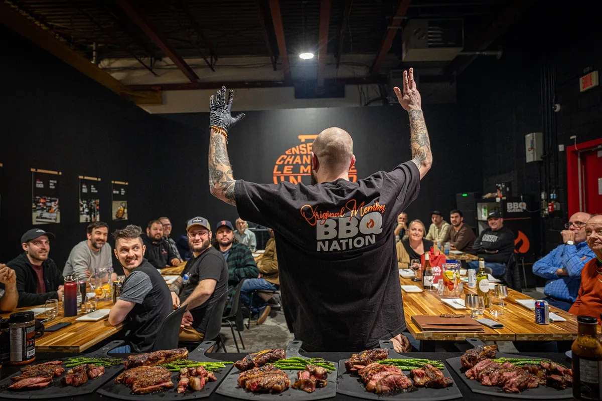 Fin du Cours BBQ 101 : le formateur lève les bras devant la tablée