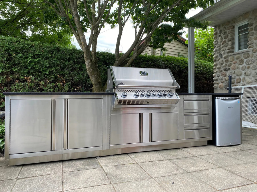Modules Cuinox en inox sur une terrasse de pierre