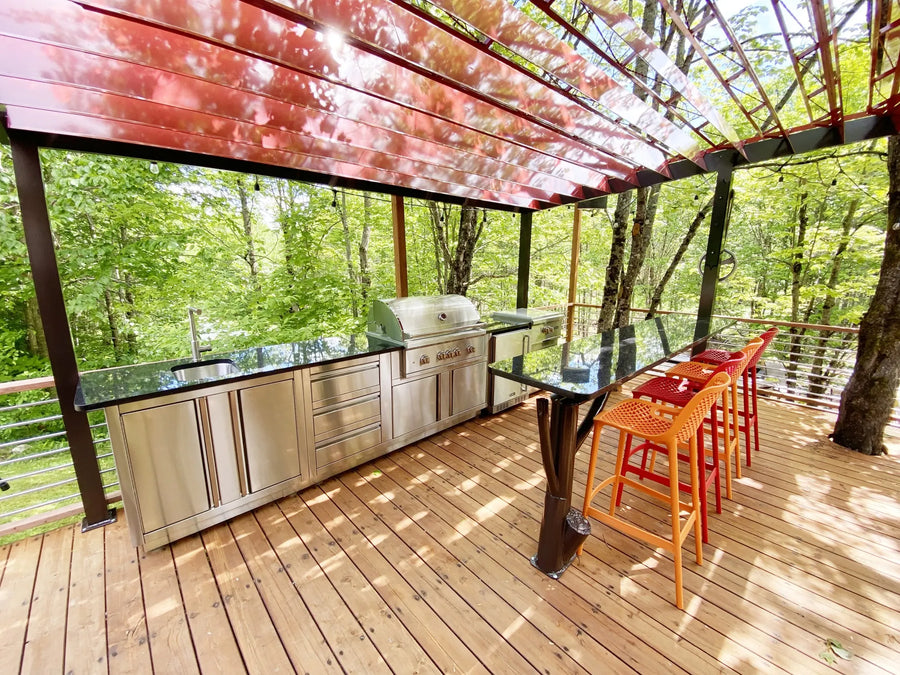 Cuisine extérieure Cuinox sur une terrasse entourée d'arbres