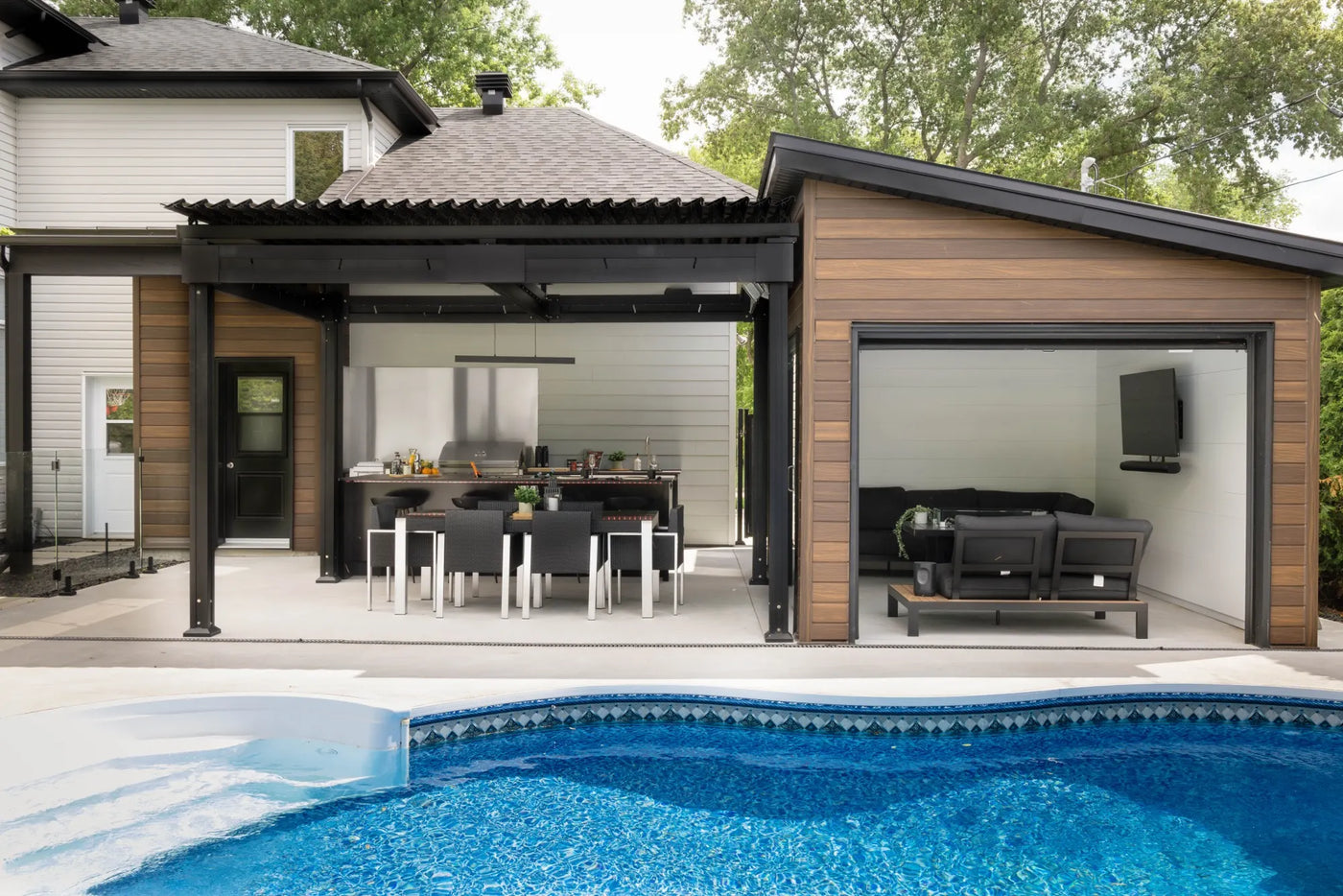 Cuisine extérieure sous pergola au bord de la piscine, L'Assomption