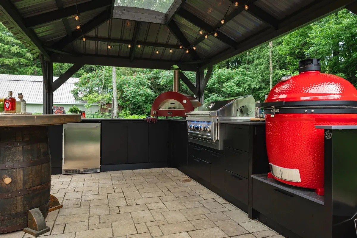 Cuisine extérieure sous pavillon avec four à pizza, gril au gaz et kamado, projet Trois-Feux