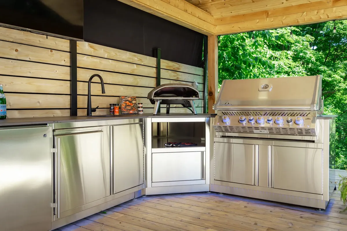 Modules en acier inoxydable Cuinox avec four à pizza et gril encastré, projet Saint-Sauveur