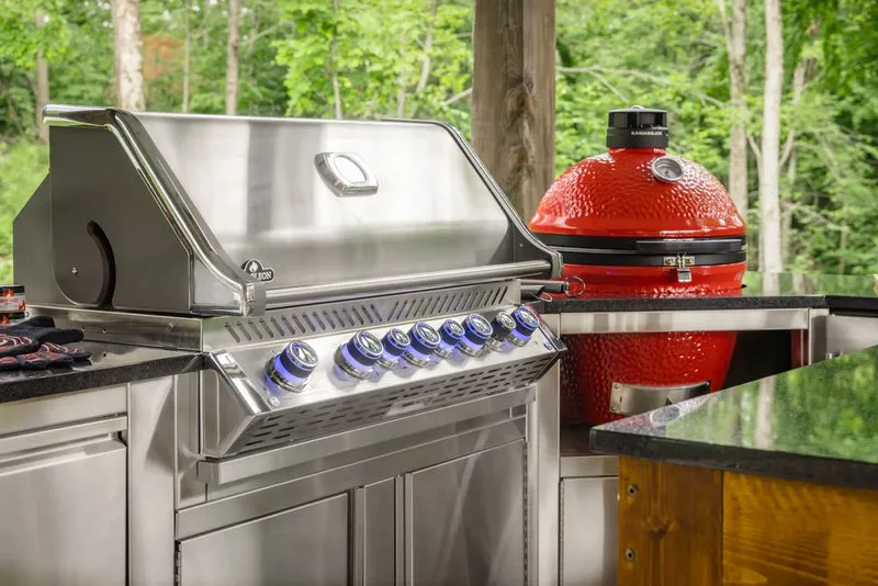 Gril au gaz encastré et kamado rouge côte à côte, modules Cuinox à Mont-Tremblant