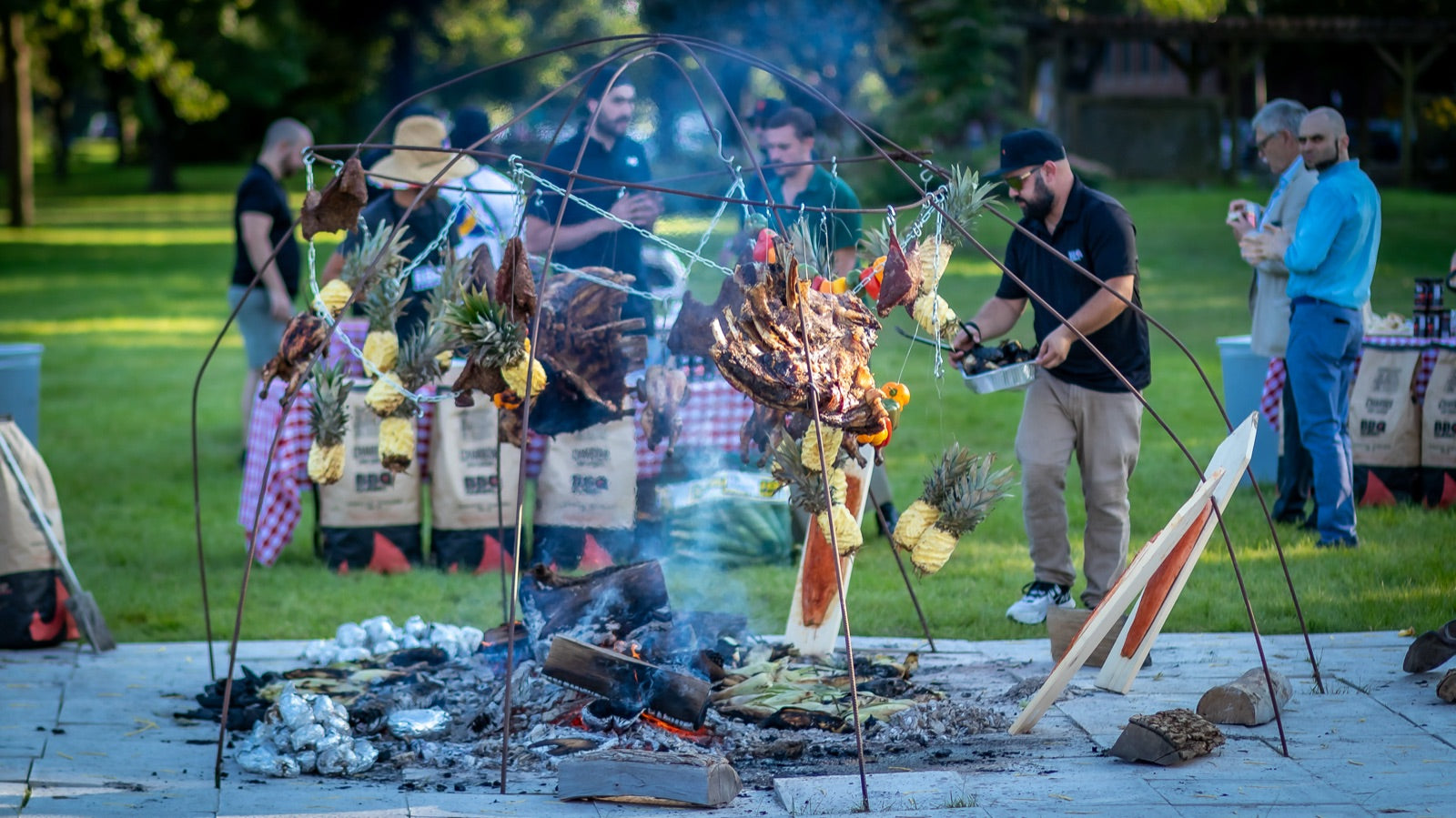 Festin autour du feu lors d'un événement privé BBQ Québec