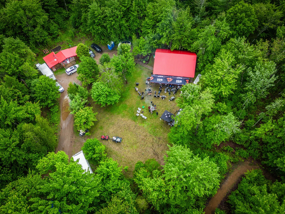 Le BBQ Camp vu du ciel, feu et fumée