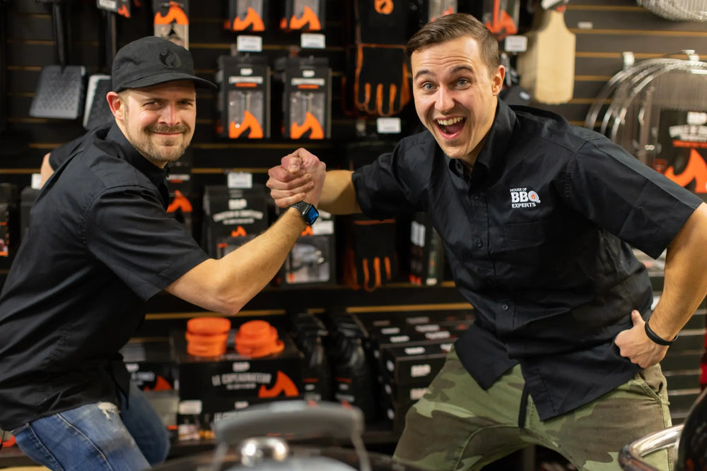 Max et JP en bras de fer en boutique
