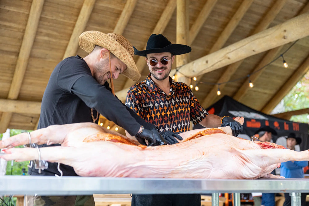 Max et JP préparent un cochon entier au camp