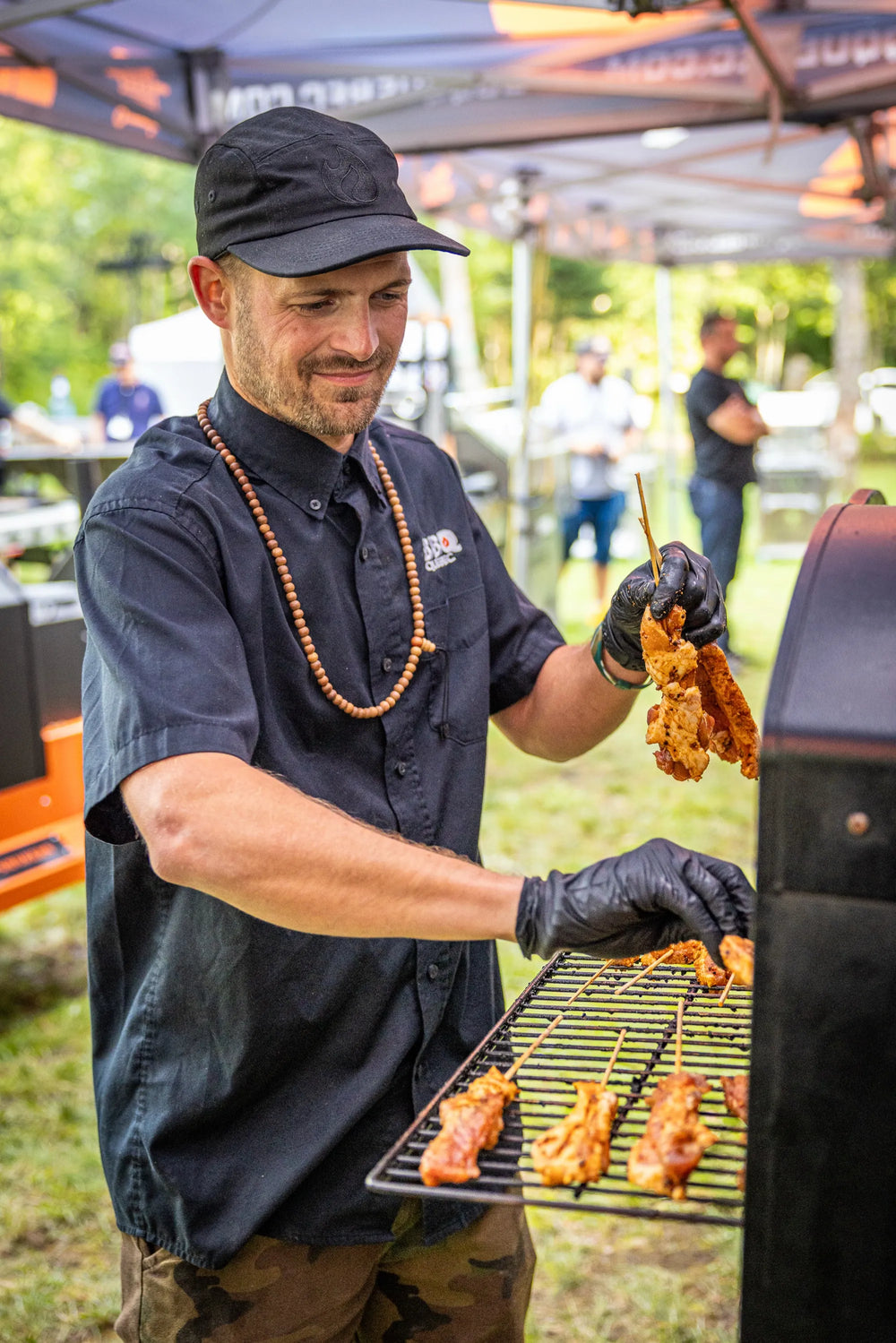 JP au gril pendant le BBQ Camp