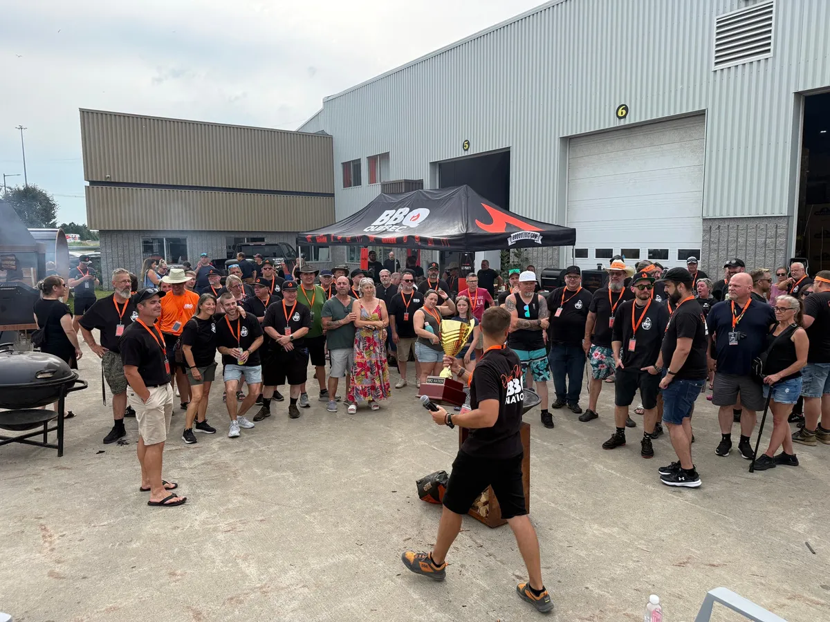 La Coupe portée à travers la foule au Party BBQ Nation 2026