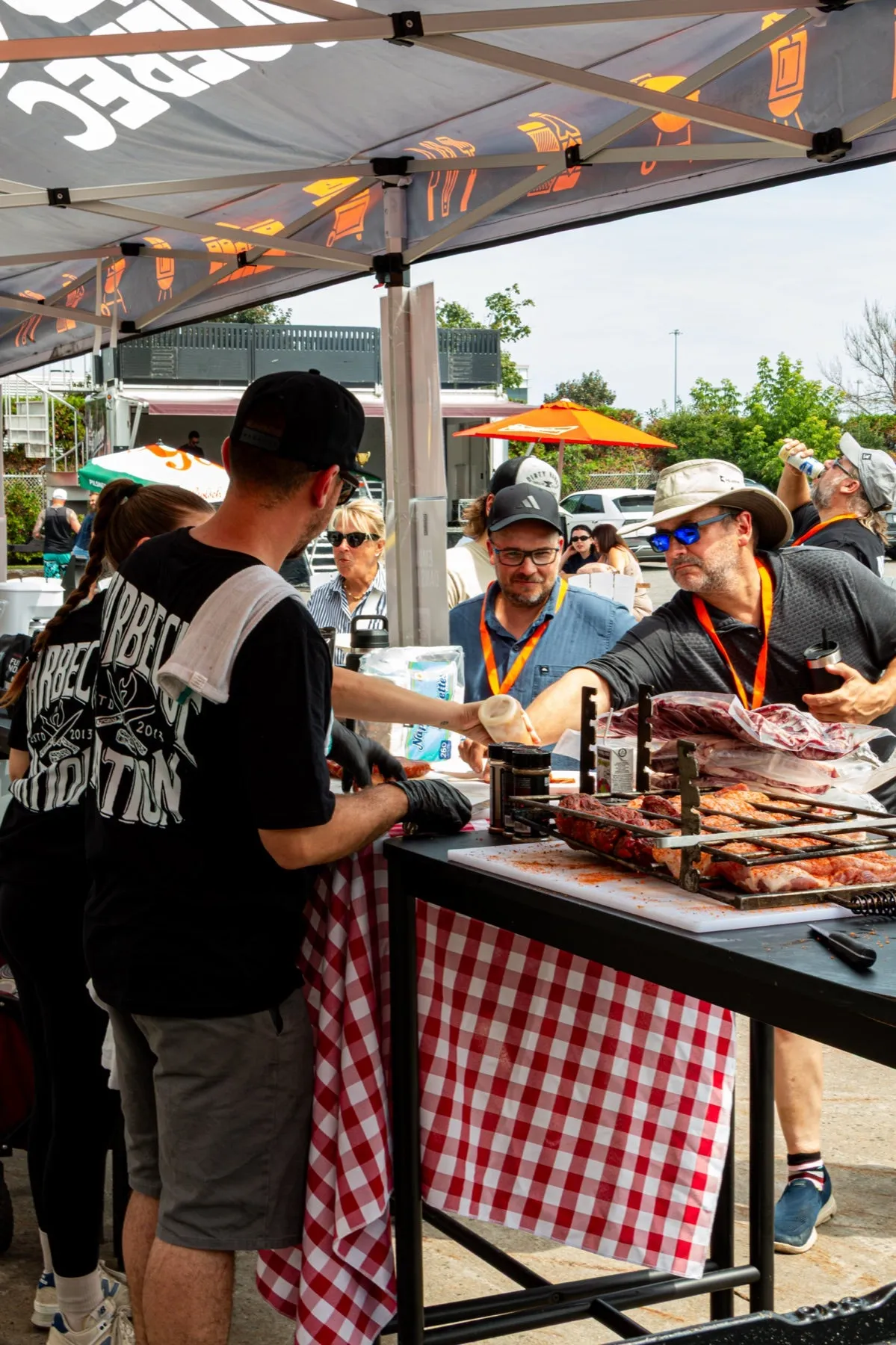 Service des bouchées aux membres pendant le Party BBQ Nation 2026