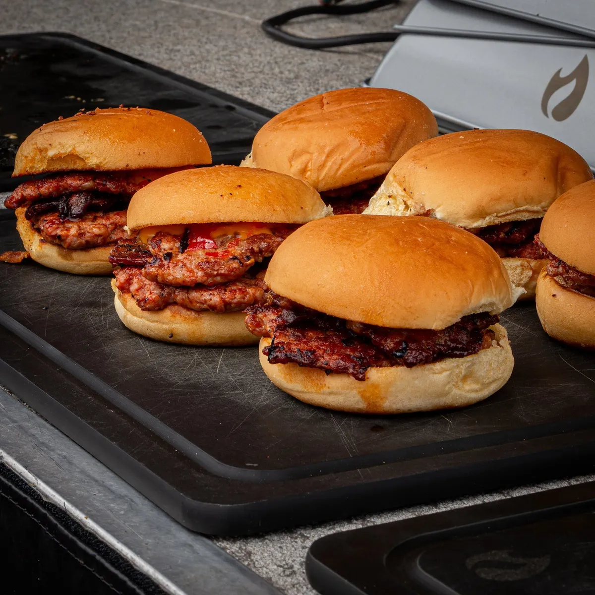 Sliders montés sur la plancha au Party BBQ Nation 2026