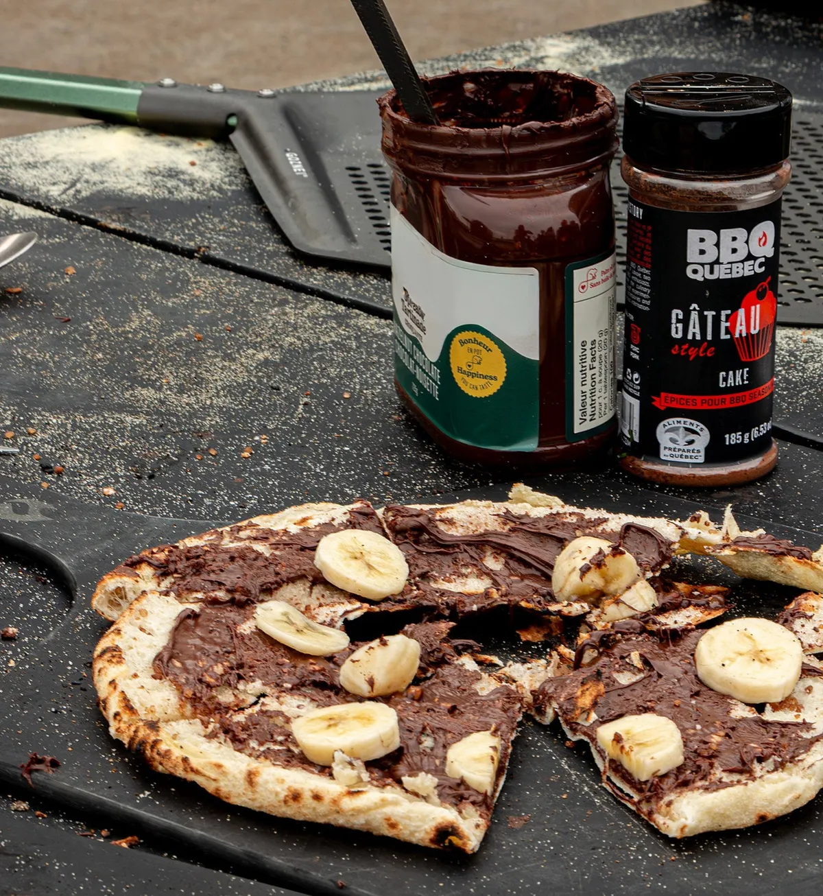Pizza dessert au chocolat et bananes cuite au barbecue