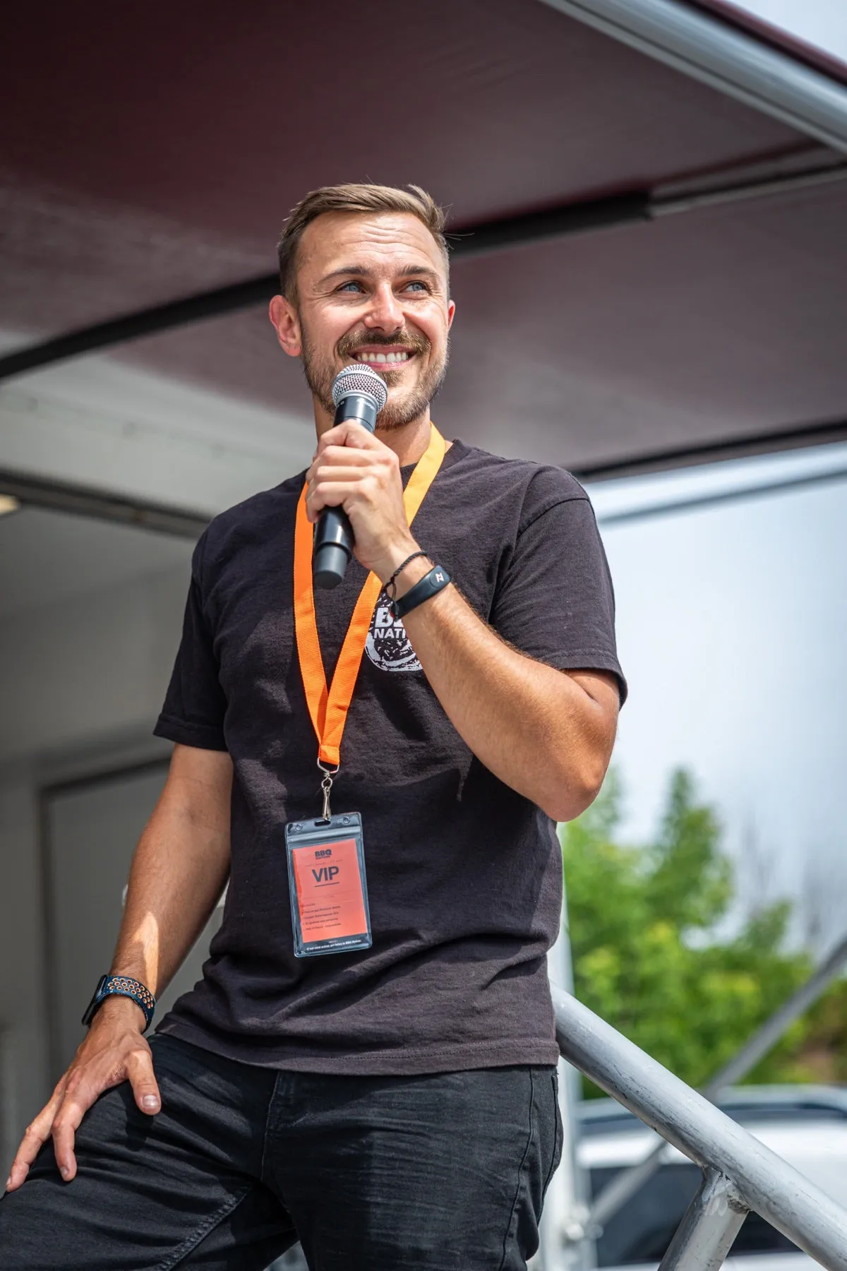 Animation au micro sur la scène du Party BBQ Nation 2026