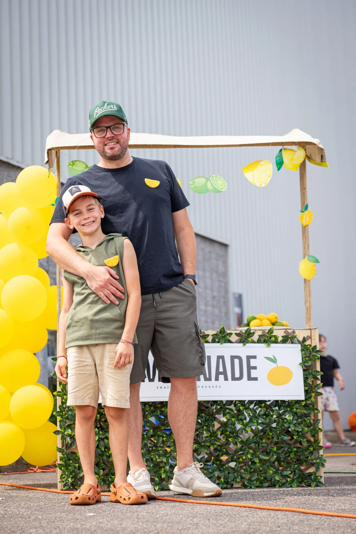 Un stand de limonade tenu par un jeune au Party BBQ Nation 2026