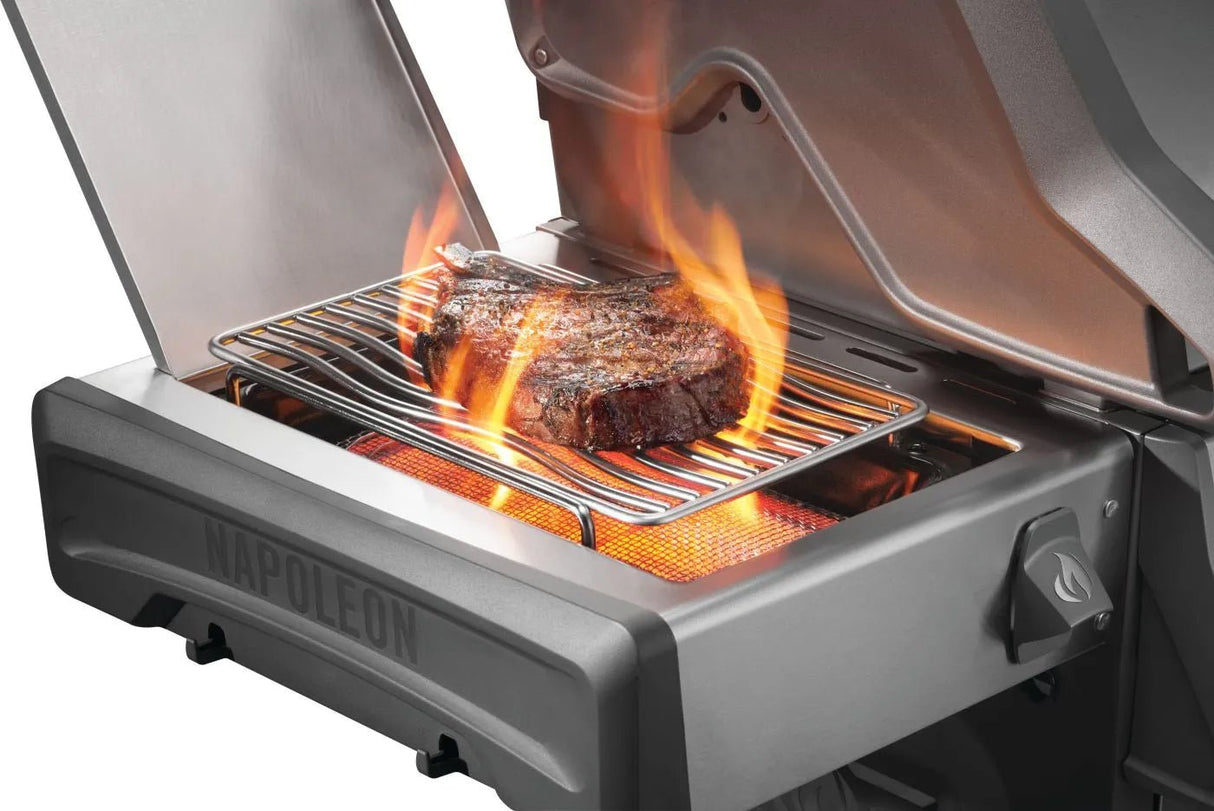 RP625SIBPSS - 2 - Napoleon Rogue PRO 625 au propane avec brûleur latéral infrarouge, acier inoxydable - BBQ Québec