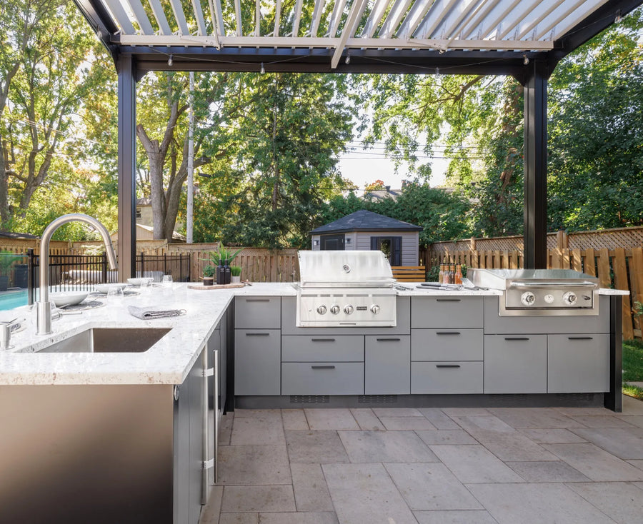 Cuisine extérieure Station Grill sous une pergola avec barbecue encastré