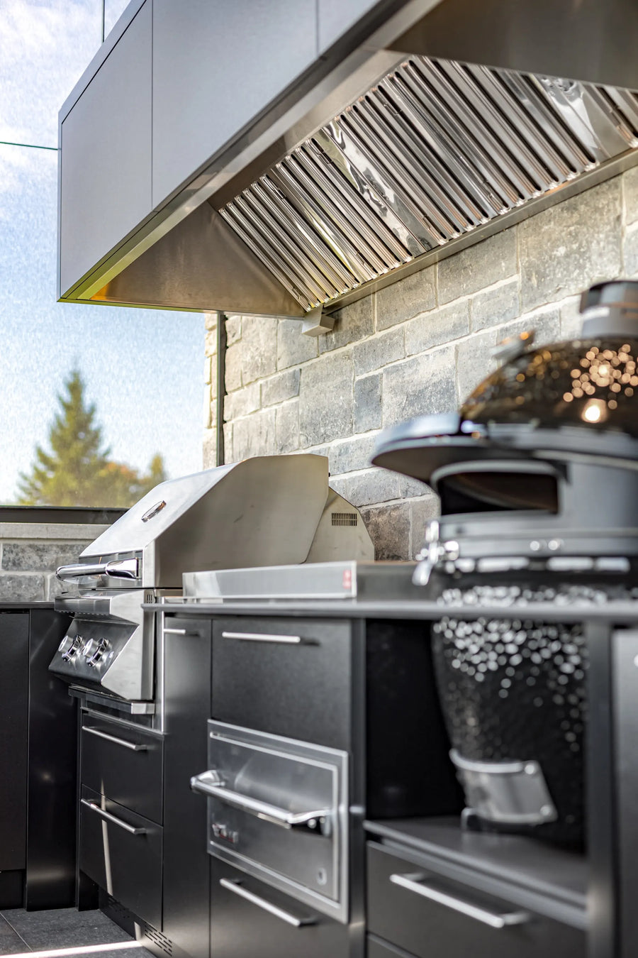 Modules Station Grill noirs avec kamado et four extérieur