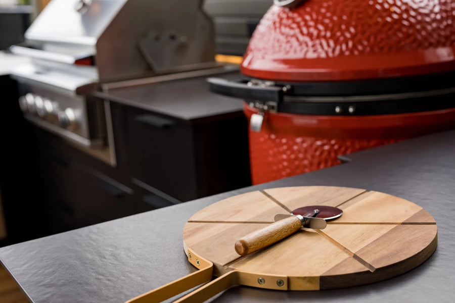 Kamado rouge intégré dans un module Station Grill blanc